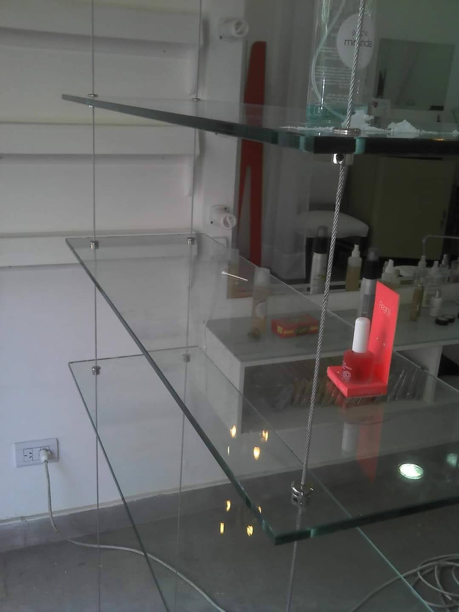 Prateleiras de vidro suspensas em loja comercial moderna — projeto Estantes con cabletensores y varios, por Cristalcenter, em Palermo