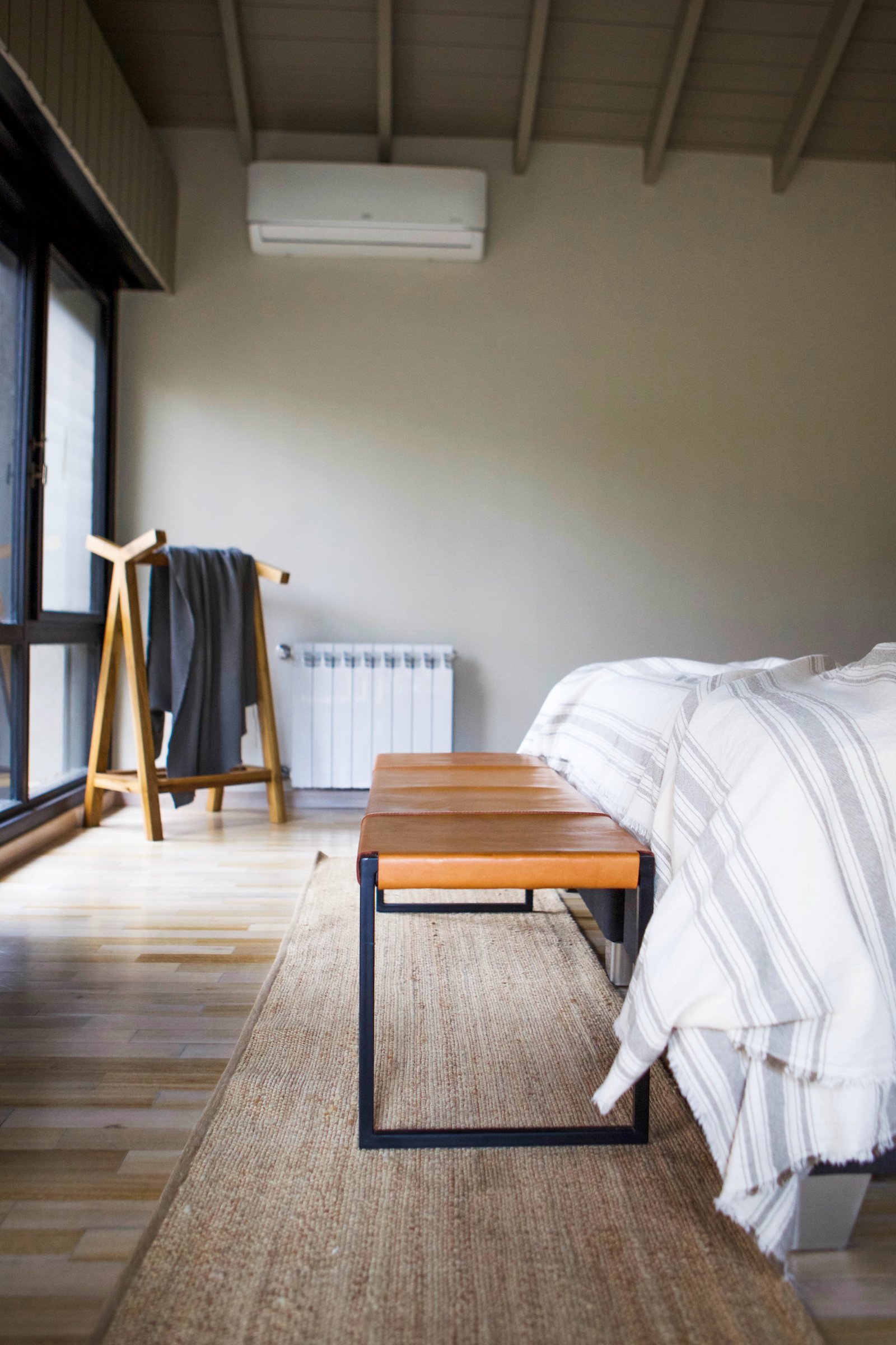 Dormitorio minimalista con vigas a la vista y ventanal amplio — proyecto Saravia, por LACROZE DESIGN STUDIO, en San Isidro
