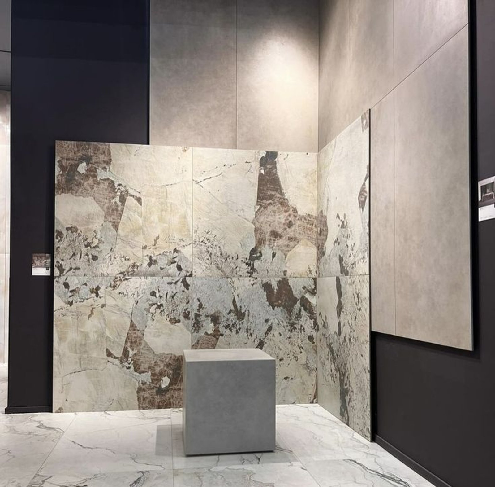 detalle de revestimientos cerámicos texturizados — proyecto Expo Revestir 2024, por Vite Porcellanato, en São Paulo