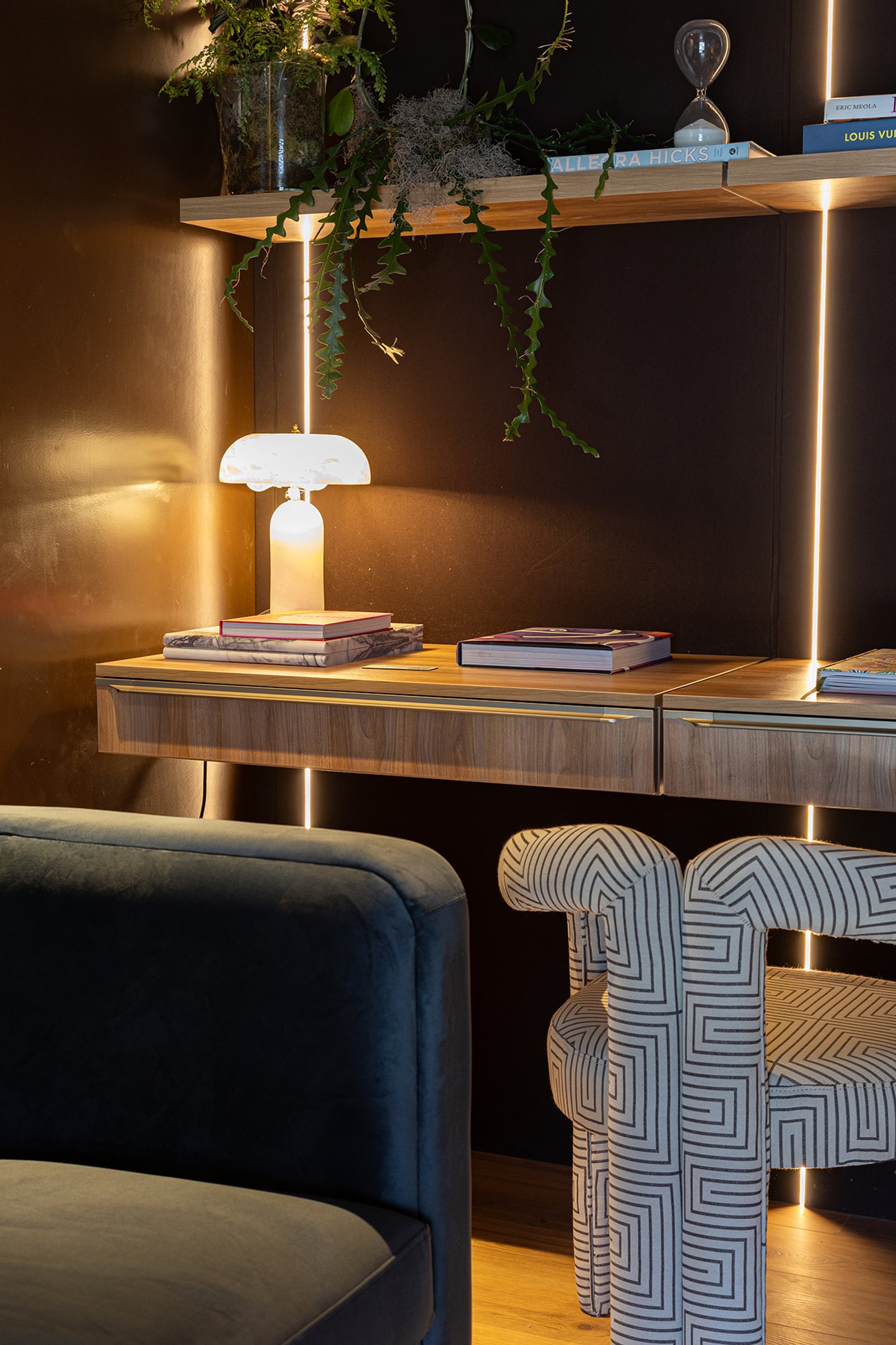 Sofá de terciopelo azul y sillón geométrico en sala moderna — proyecto C'est Moi , por Gaby Alfonso, en B1648 Tigre