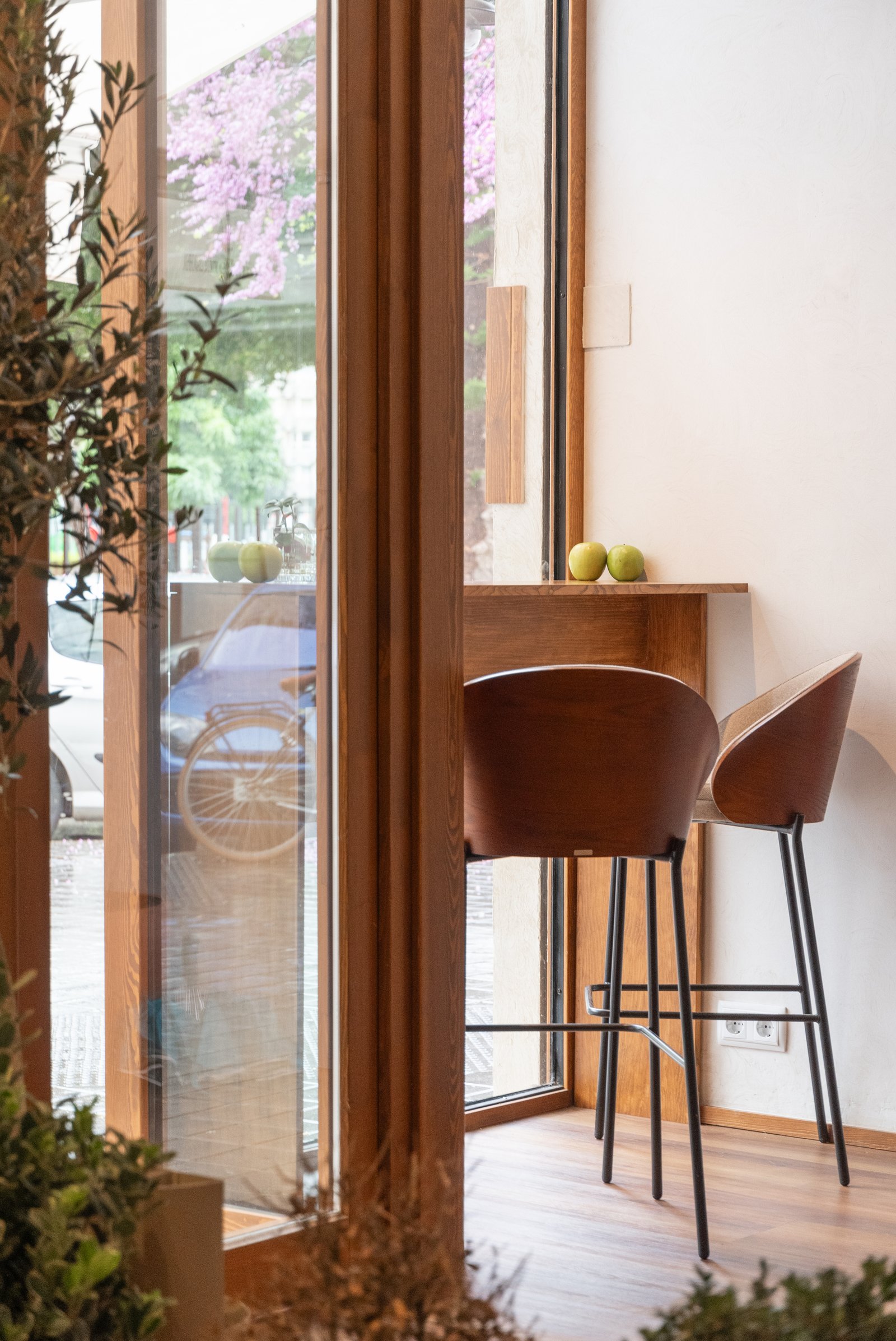 Bar moderno con sillas de madera y vista a la calle — proyecto René Restaurant, por JT ARQUITECTURA, en Valencia