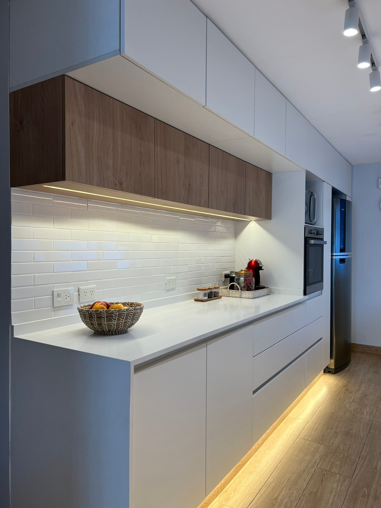 Cocina moderna escandinava con muebles de madera y blancos — proyecto Araoz, por MDBK Arquitectura, en Palermo