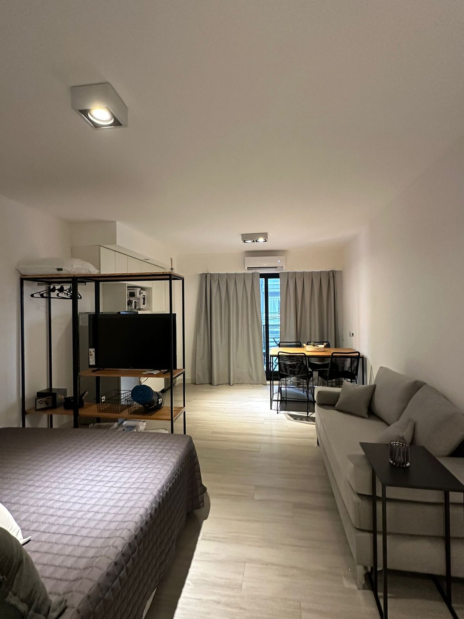 Living comedor y dormitorio integrados, estilo moderno con detalles industriales — proyecto Airbnb, por Estudio Hirsch, en Buenos Aires