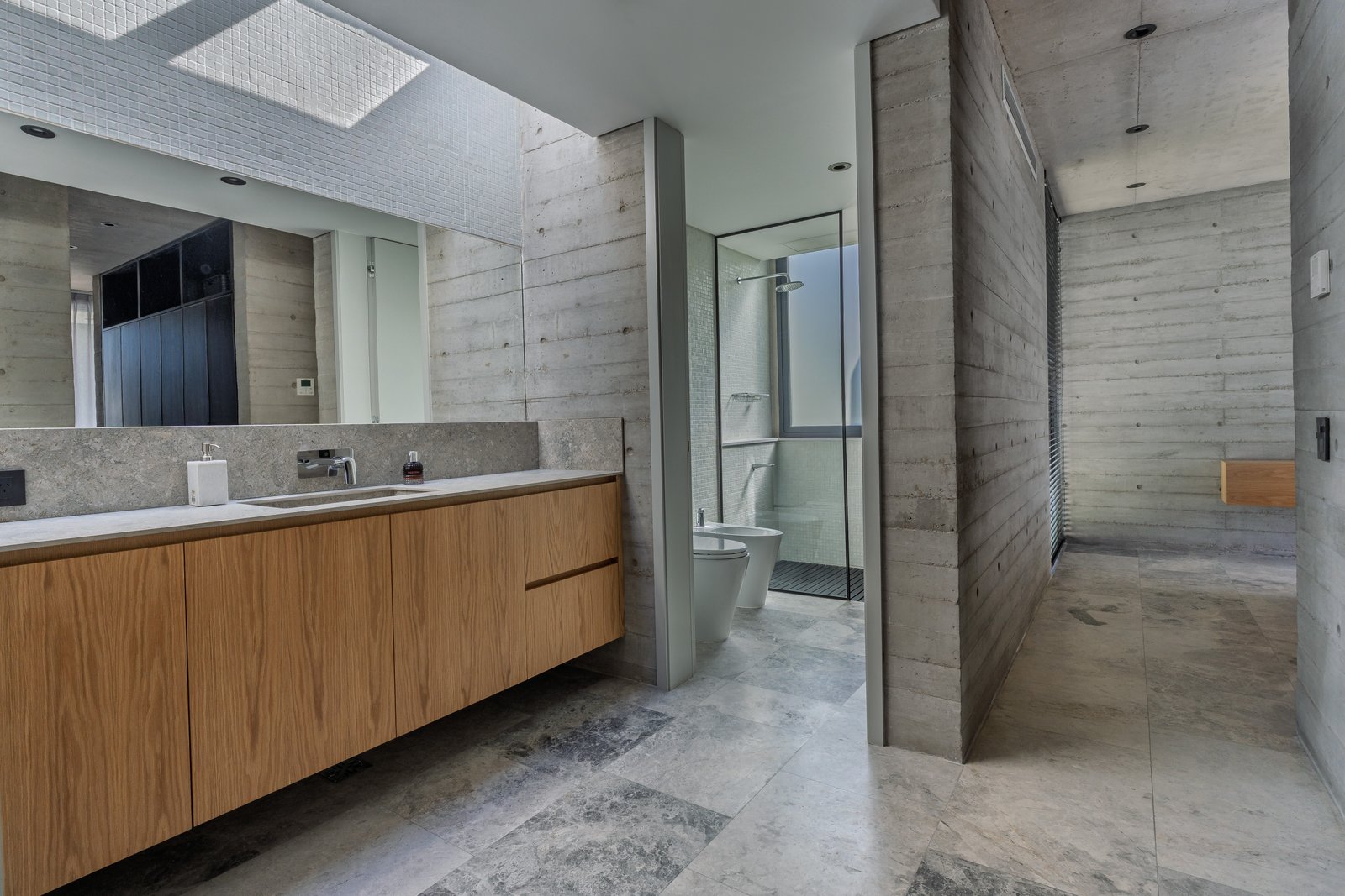 Baño moderno con concreto visto y madera, lavabo integrado — proyecto La Martona - Estudio Barcelona, por ABEJA CONCEPT, en Cañuelas