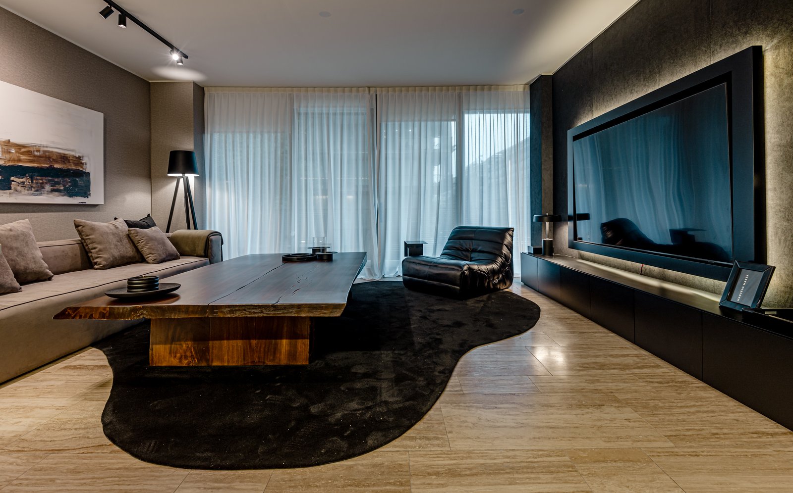 Living moderno con sofá gris y mesa de madera irregular — proyecto OBRA OCEANA, PUERTO MADERO, por MARCELO MAZZA, en Puerto Madero