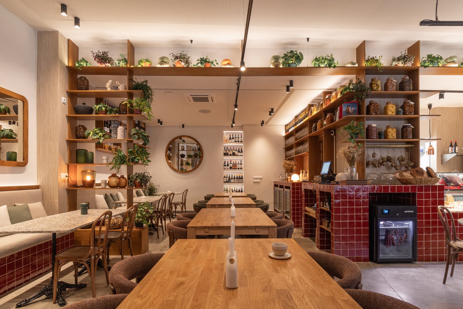 Restaurante moderno con mesas de madera y estanterías abiertas — proyecto René Restaurant, por JT ARQUITECTURA, en Valencia