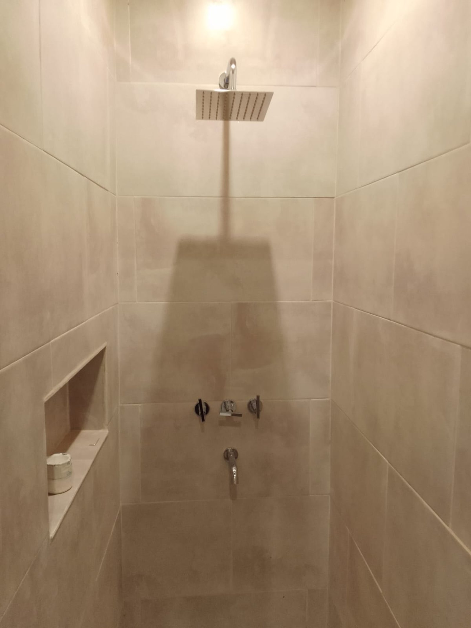 Baño moderno con ducha cuadrada empotrada y nicho de cerámica — proyecto Casa en Sarandi, por Arquitecto Guido Niccoli, en B1872 Sarandí