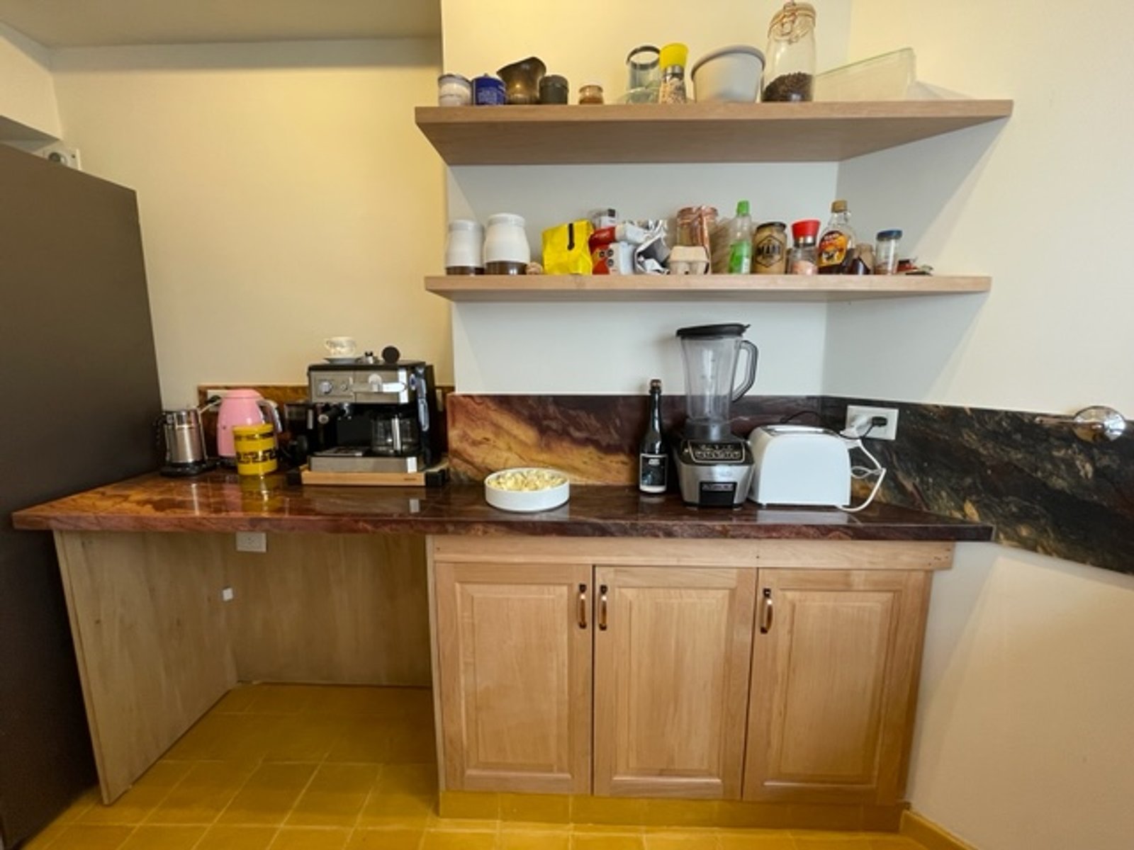 Cocina moderna con muebles de roble y mesada de piedra — proyecto Chenaut , por Estudio NET Arquitectura , en Av. Gral. Indalecio Chenaut 1739
