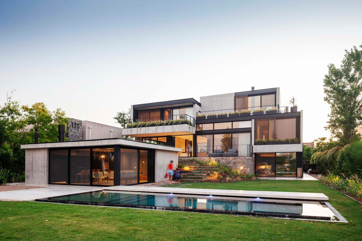 Casa moderna com amplas janelas e piscina integrada — projeto CR, por Remy Arquitectos, em B1648 Tigre