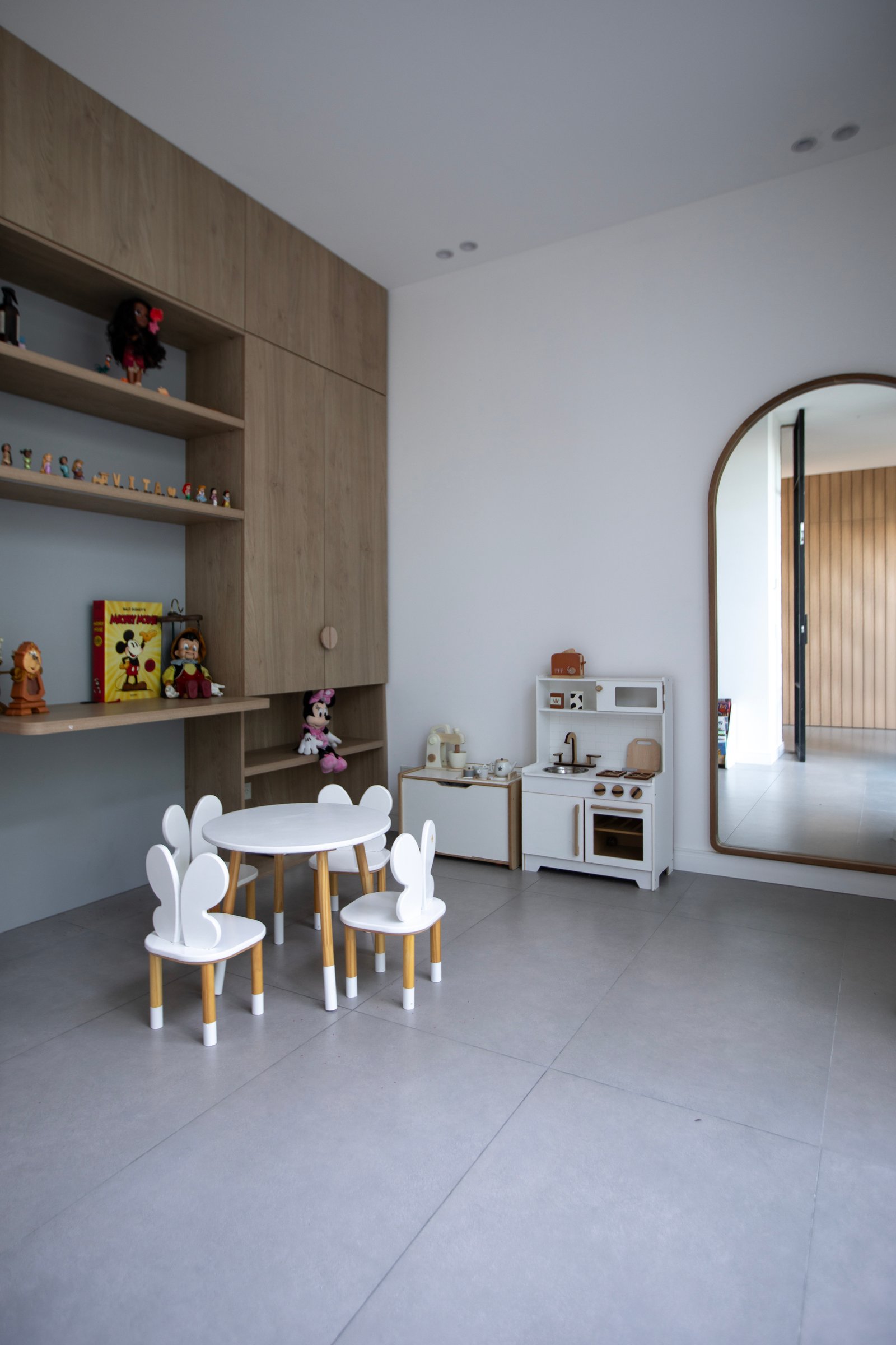 Sala infantil moderna con mesa y sillas de orejas de conejo — proyecto CASA TRIBECA CONCRETE BROADWAY, por ILVA, en Provincia de Buenos Aires