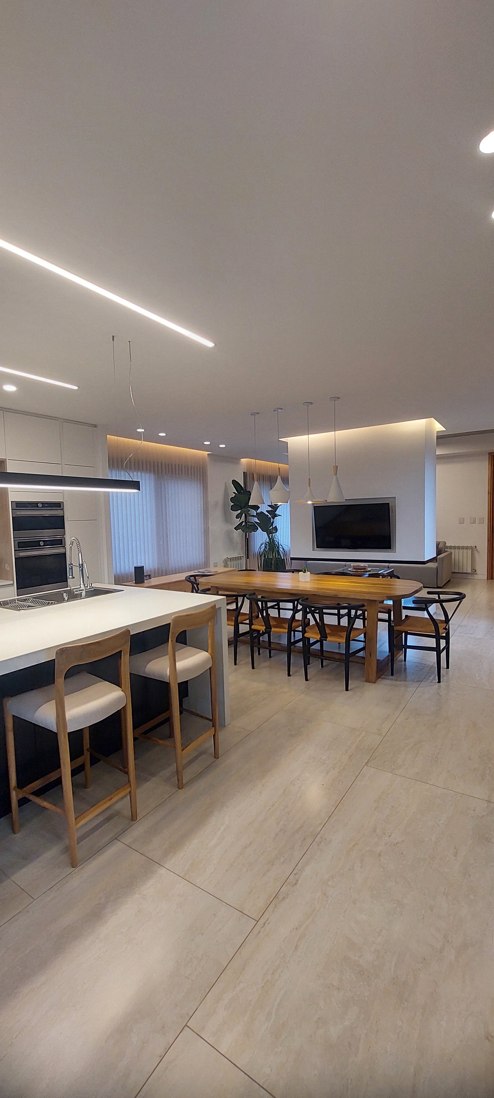 Cocina moderna y comedor integrados con iluminación indirecta — proyecto Casa eterna, por Plasma co, en Canning