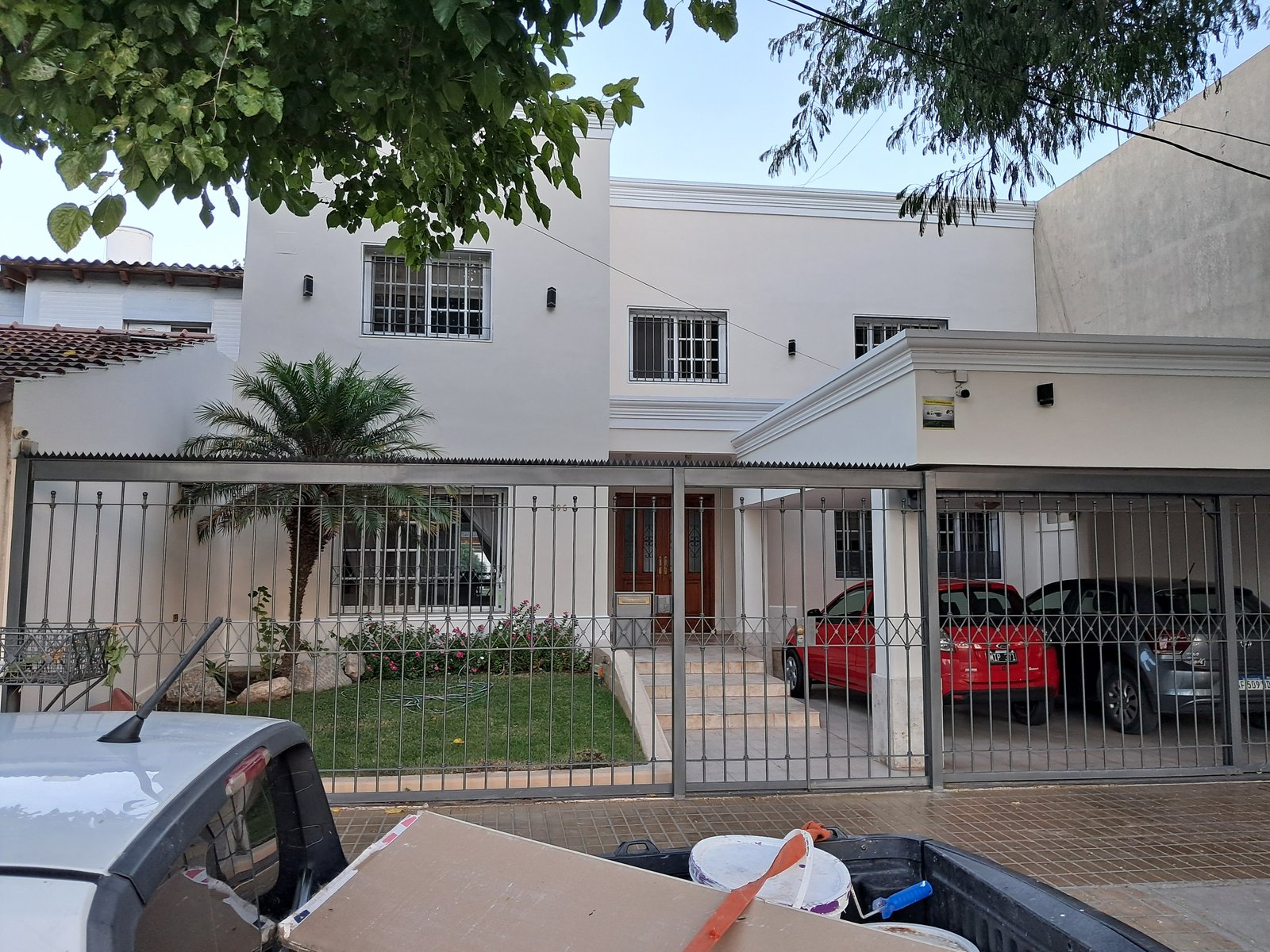 fachada moderna blanca con ventanales amplios — proyecto frente de Casona, por pintura pintor, en San Juan