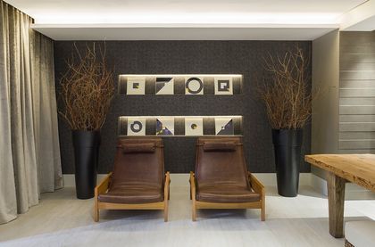 Living contemporáneo con sillones cuero, pared negra y ramas secas decorativas — proyecto Casa COR Sao Paulo 2013 Hall de Entrada com Estar, por André Caricio