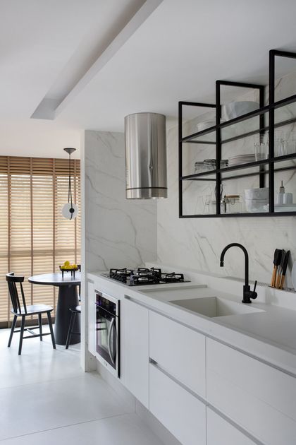 Cocina minimalista blanca con mesada de mármol y accesorios negros — proyecto Decorado Latitud, por Studio Ro-ca