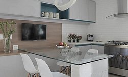 Cozinha Com Ilha Estilo Moderno com cor predominante Cinza do Projeto Apartamento Barra LM por Amanda Miranda