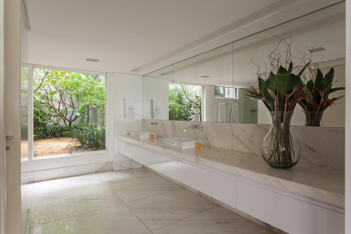 Banheiro Principal com cor predominante Cinza do Projeto APARTAMENTO FL por Frederico Bicalho Arquitetura
