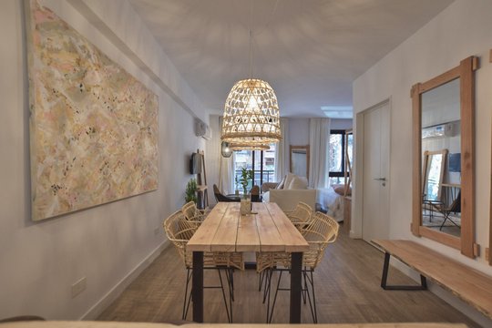 Comedor moderno con mesa de madera, sillas tejidas y lámpara colgante — proyecto Proyecto Charcas, por MEG ESTUDIO by Keta Garro