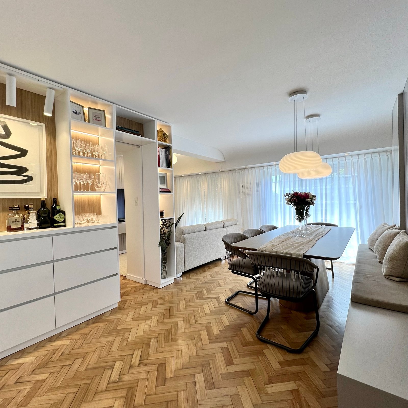 Sala de jantar e estar integradas modernas com piso de madeira — projeto Cramer I, por MDBK Arquitectura, em Belgrano