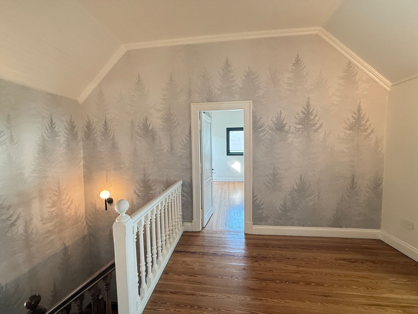Pasillo y escalera con papel mural de árboles y baranda flotante — proyecto vivienda unifamiliar, por Alchemyst artisan studio, en Lomas de Zamora