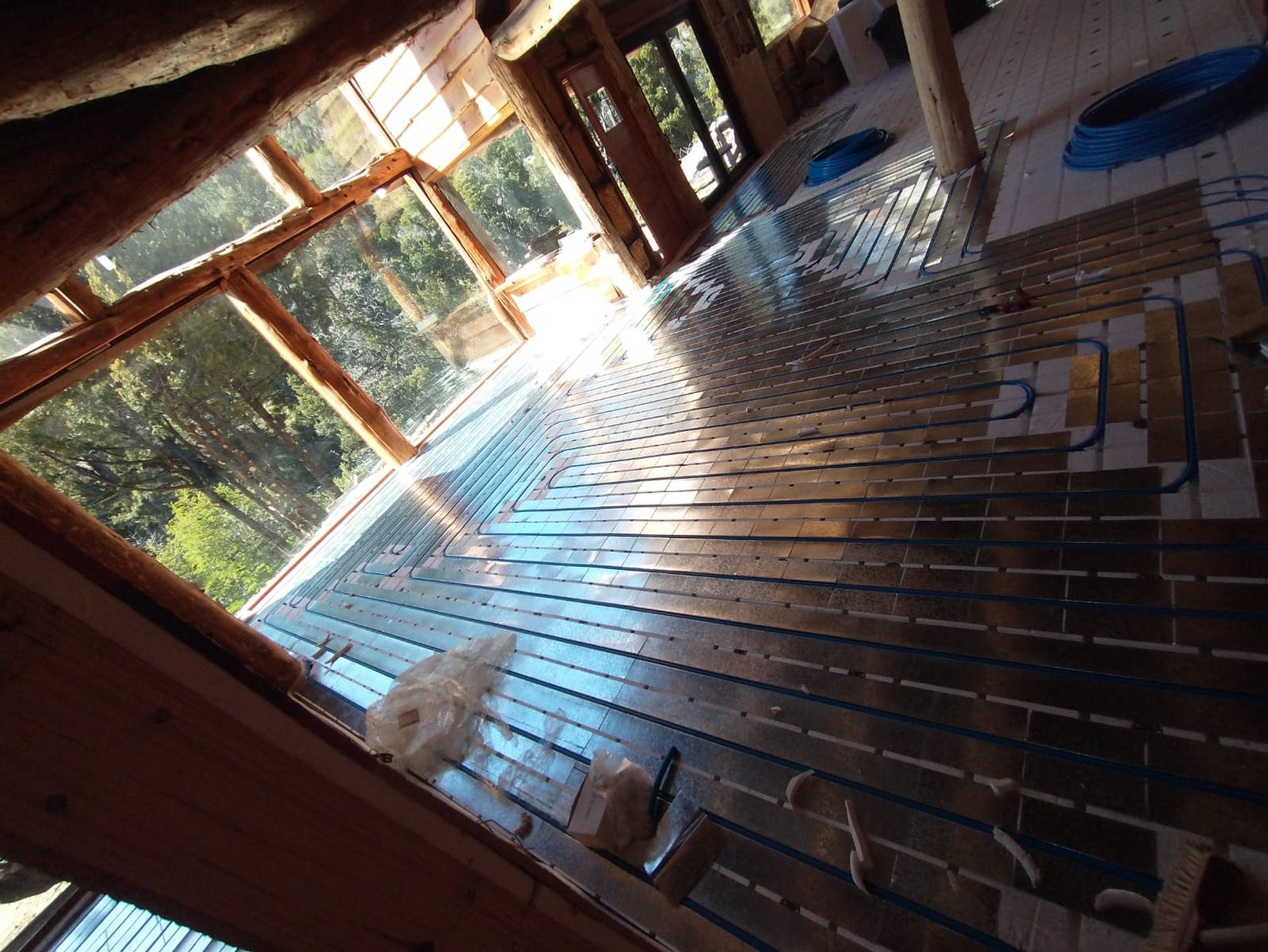 interior rústico en construcción con calefacción por suelo radiante — proyecto Vivienda Río Filo Hua Hum, por TROKEN, en Neuquén