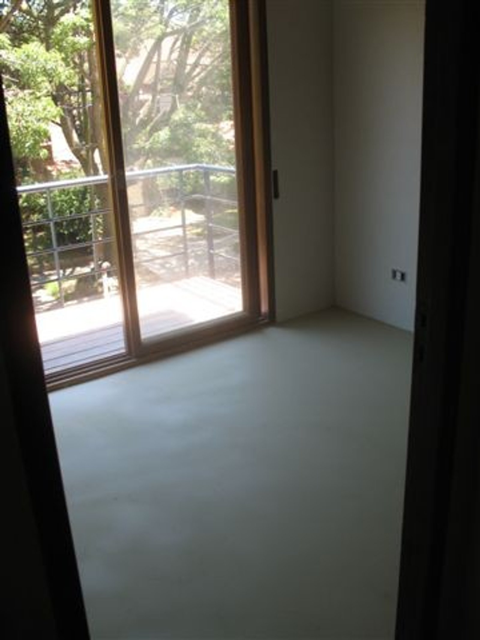Balcón con puerta corrediza de vidrio y vista al exterior — proyecto Departamento CABA, por PROTEX, en Buenos Aires