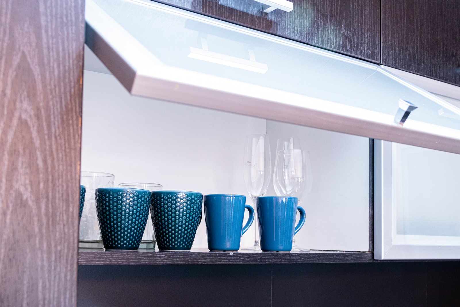 muebles de cocina modernos con iluminación integrada — proyecto cocina , por mobilier.ba, en Pilar