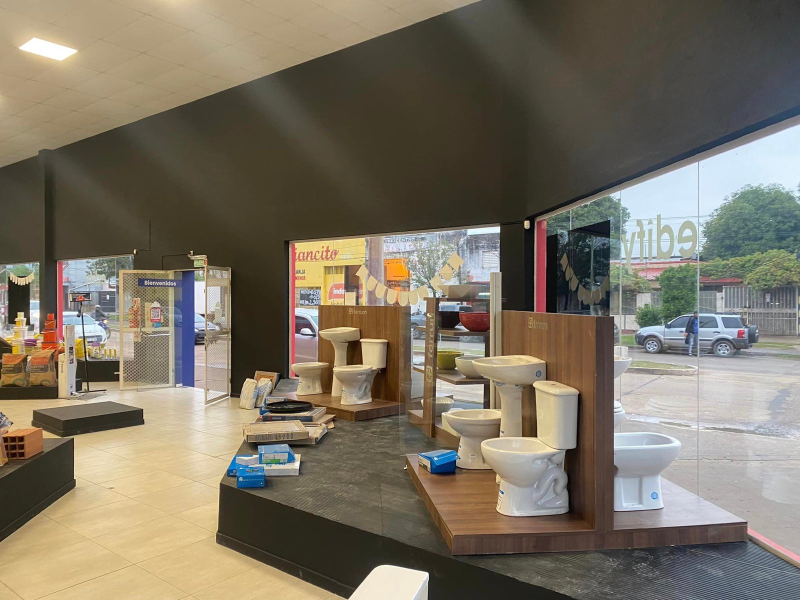 Loja de materiais de construção com vasos sanitários — projeto Edify Corrientes, Casa de Materiales de Construccion., por Arquitecto Gustavo Maidana, em Corrientes