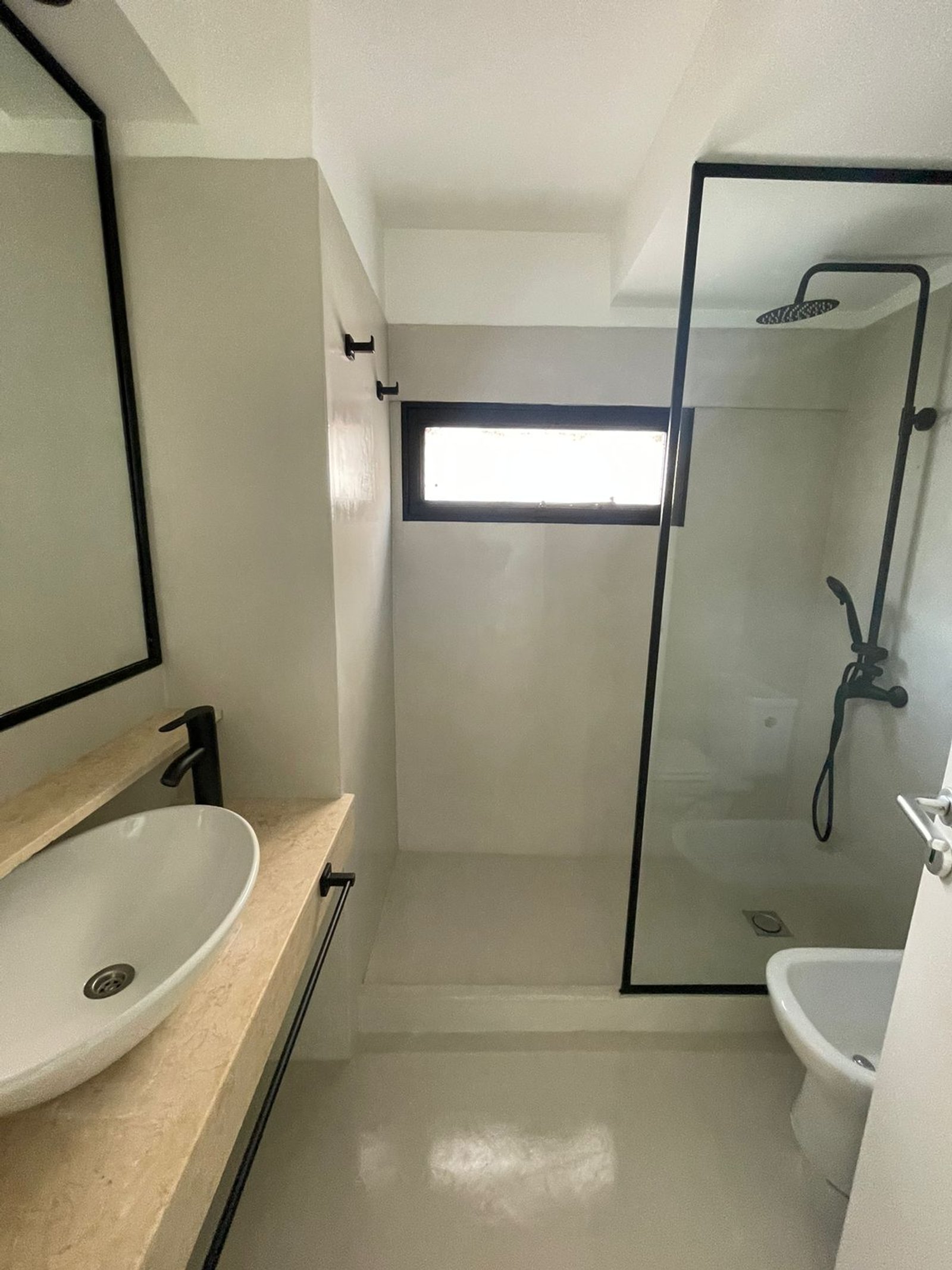 Baño moderno con lavabo ovalado, ducha abierta y encimera de piedra — proyecto Jorge Newbery , por Estudio NET Arquitectura , en Av. Jorge Newbery 1820