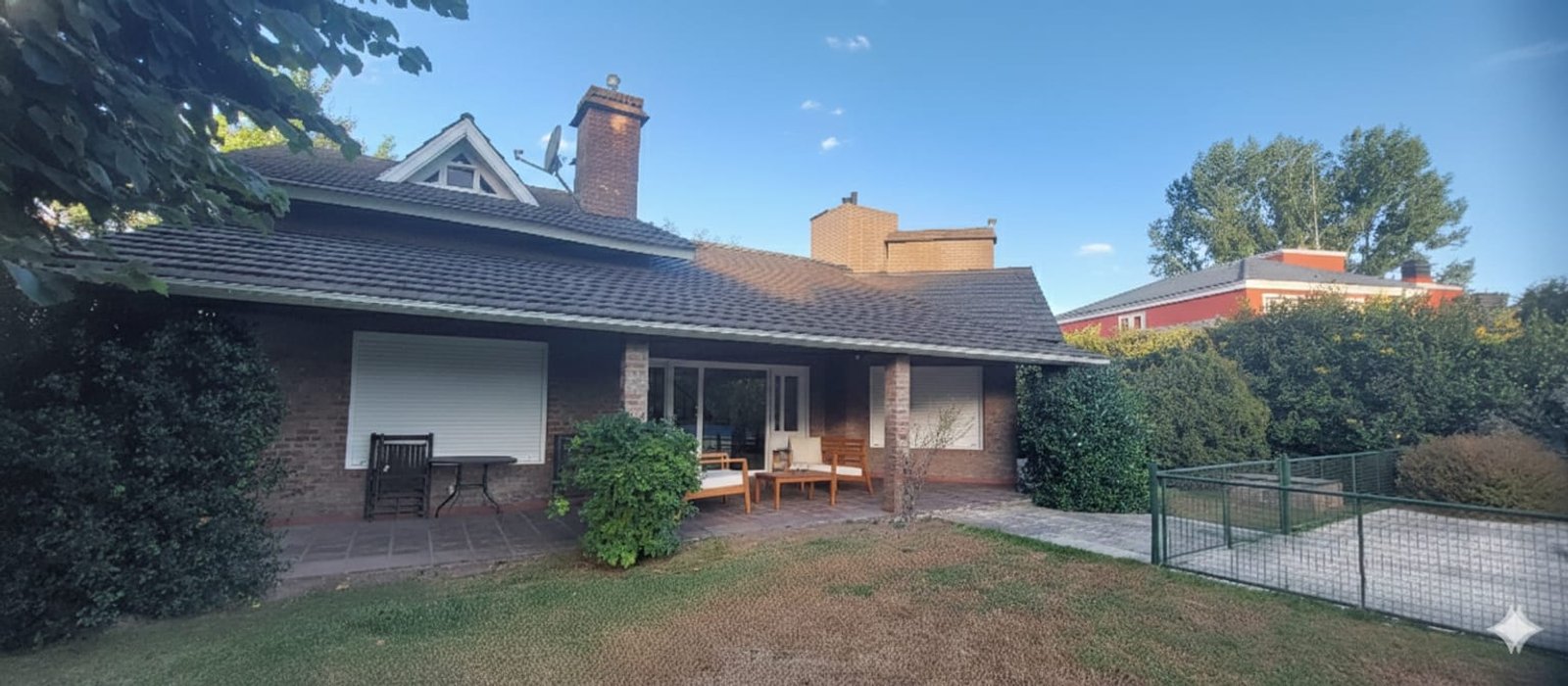 fachada de casa suburbana con patio y vegetación — proyecto Jocker, por Plasma co, en Ezeiza