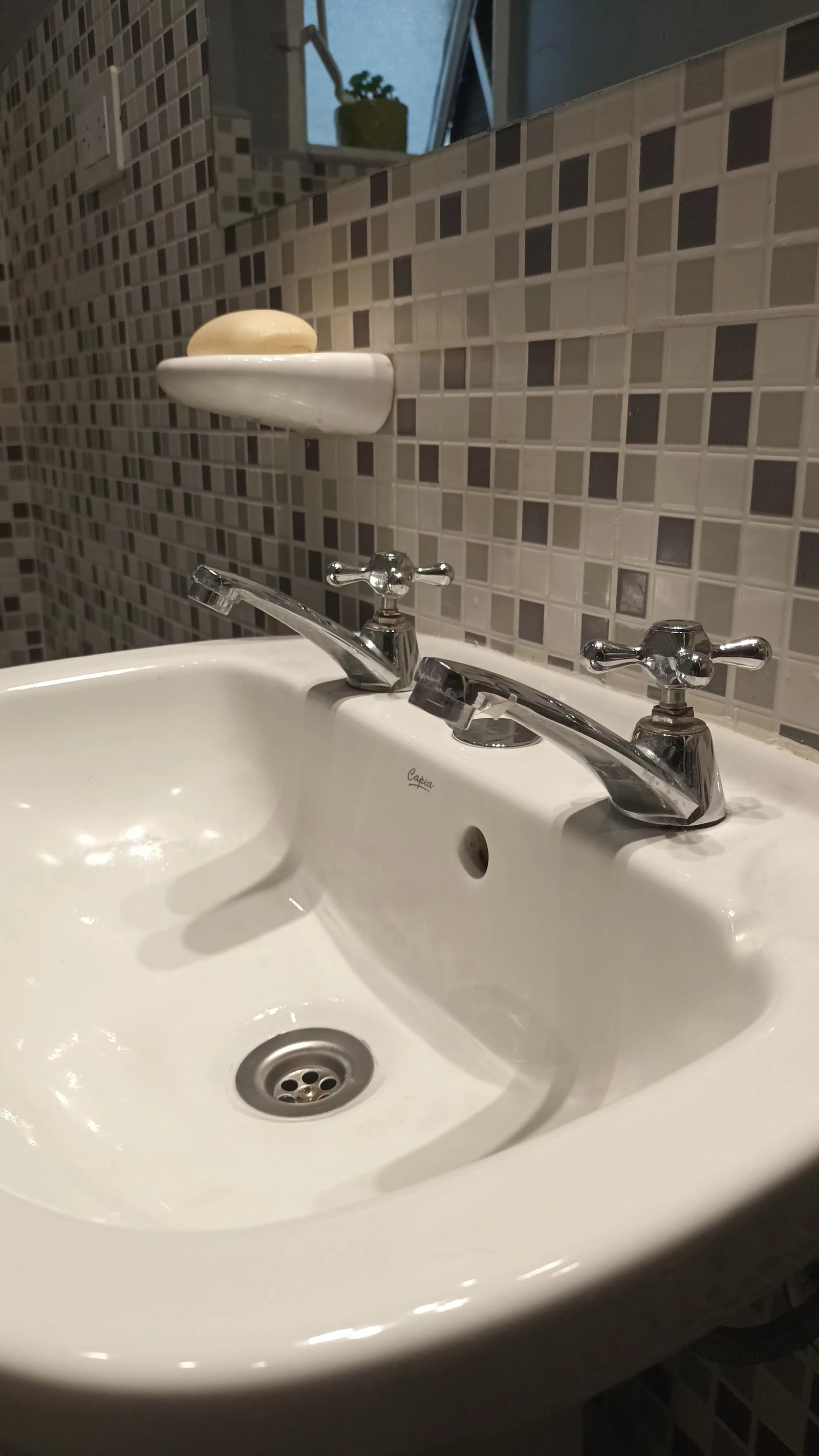 Lavabo de baño con pared de mosaicos y grifería cromada — proyecto Paraguay I, por Estudio Babilonia , en Buenos Aires
