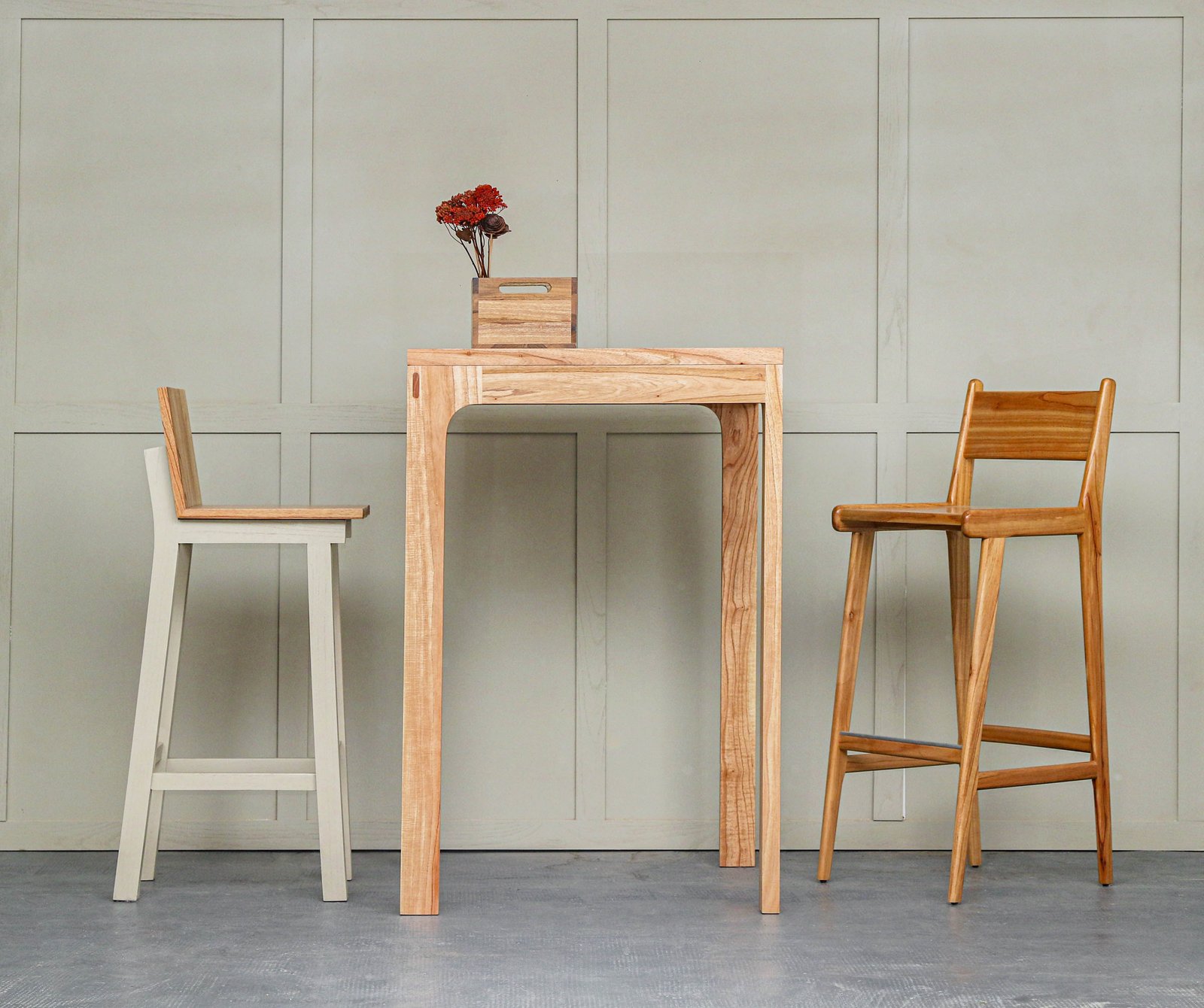 Mesa alta de bar de madera con dos taburetes y pared revestida — proyecto Comedor, por BLVD Furniture