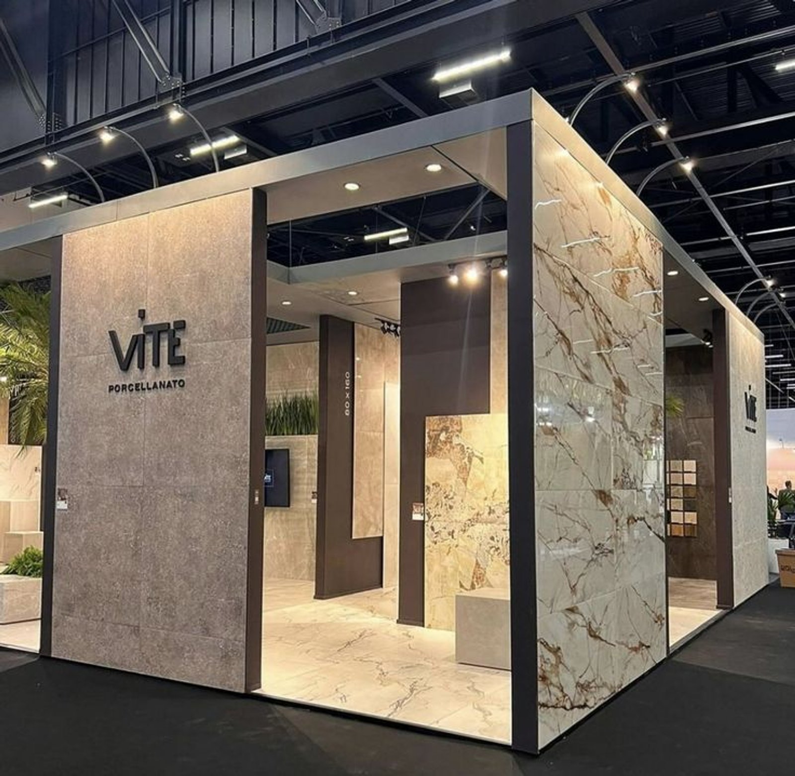 exhibición de porcelanatos VITE con paneles de mármol — proyecto Expo Revestir 2024, por Vite Porcellanato, en São Paulo