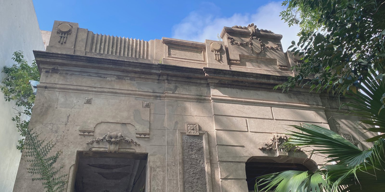 fachada clásica con detalles ornamentales y vegetación — proyecto Casa Chorizo Belgrano, por M. Victoria Menendez | Arq. Esp. en Patrimonio, en Belgrano