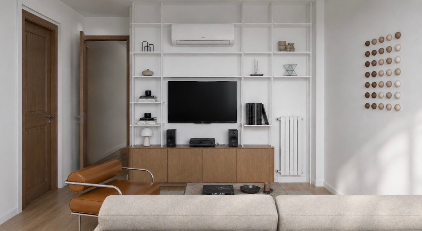 Sala de estar moderna escandinava com estante aberta — projeto Interiorismo living Casa H,La Plata, por Estudio cardo, em Av. 25 668