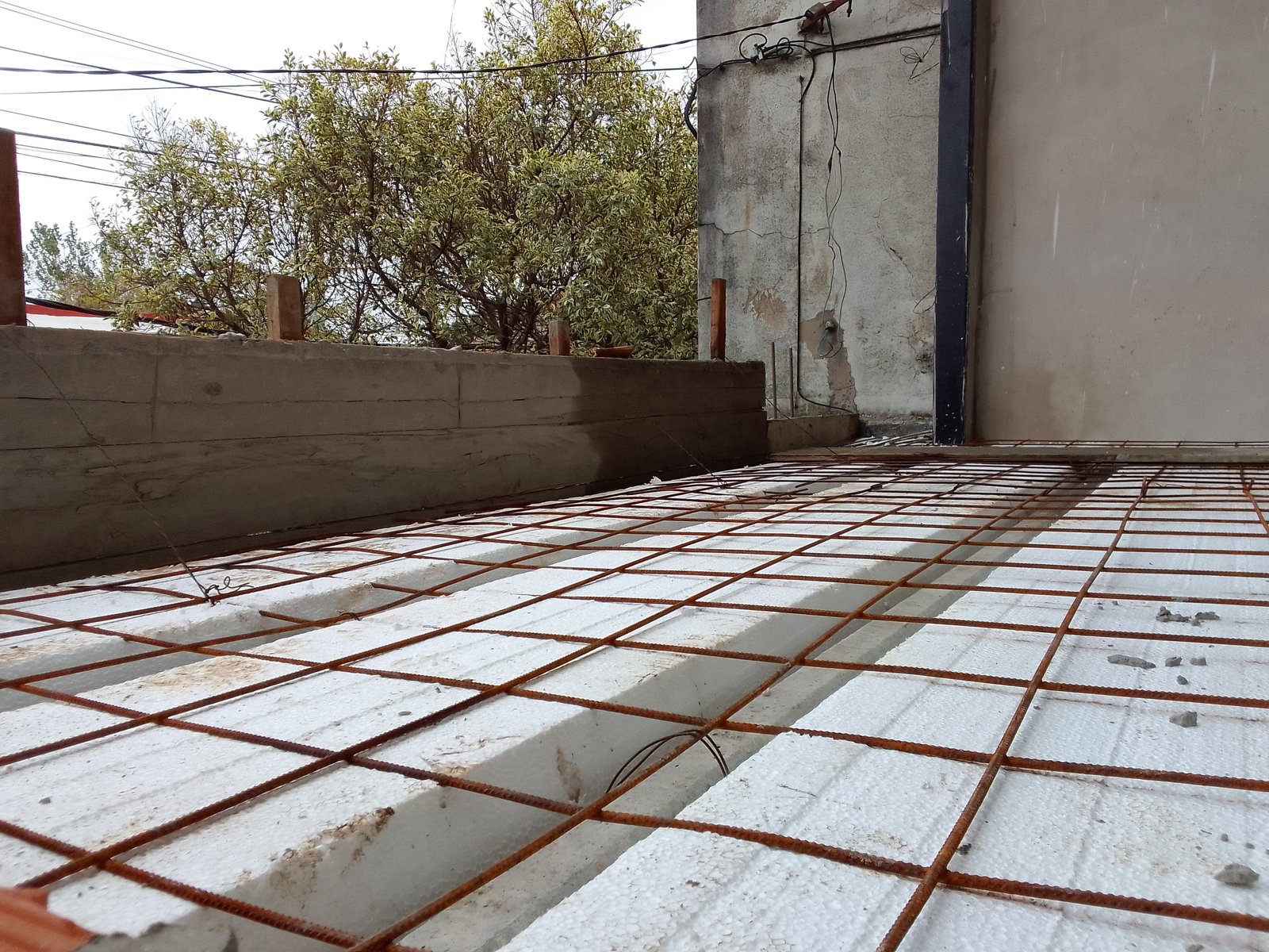 Terraço em construção com malha de aço e isopor — projeto Deposito en Avellaneda, por Arquitecto Guido Niccoli, em B1872 Sarandí