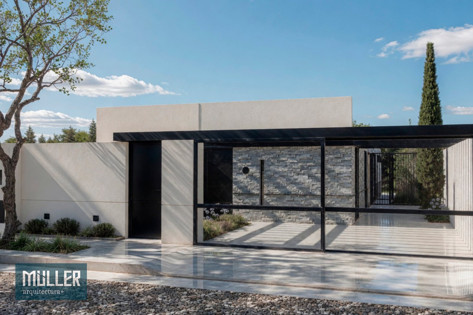 fachada moderna com grandes janelas e pedra — projeto CASA S, por Arquitecto Germán Müller, em Plottier