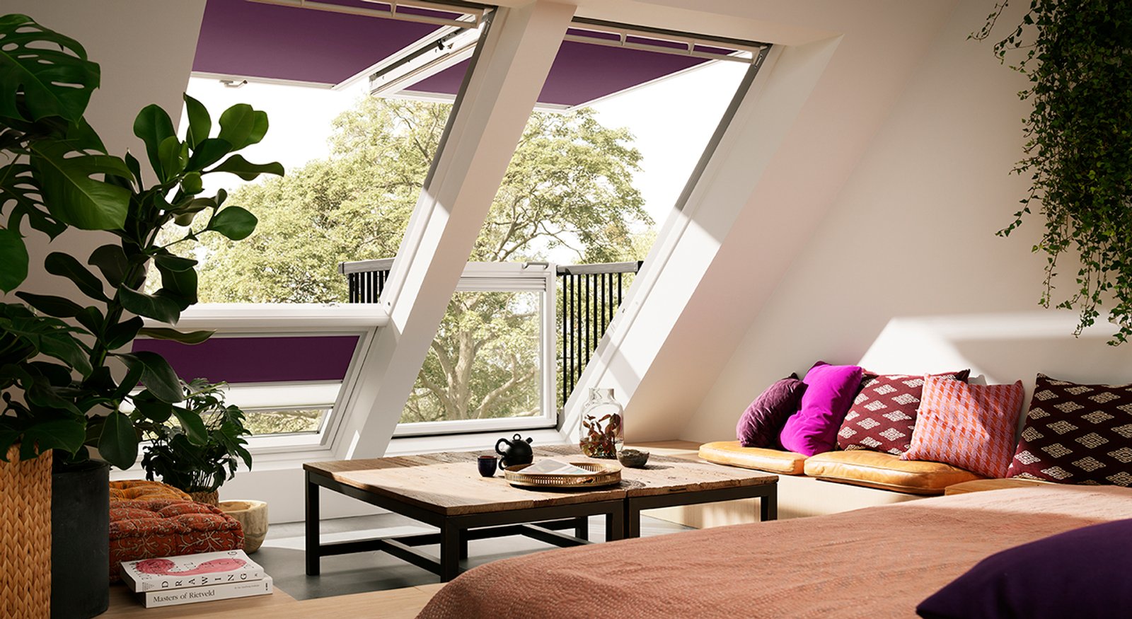 Sala de estar bohemia bajo techo con grandes tragaluces — proyecto Dormitorio, por VELUX