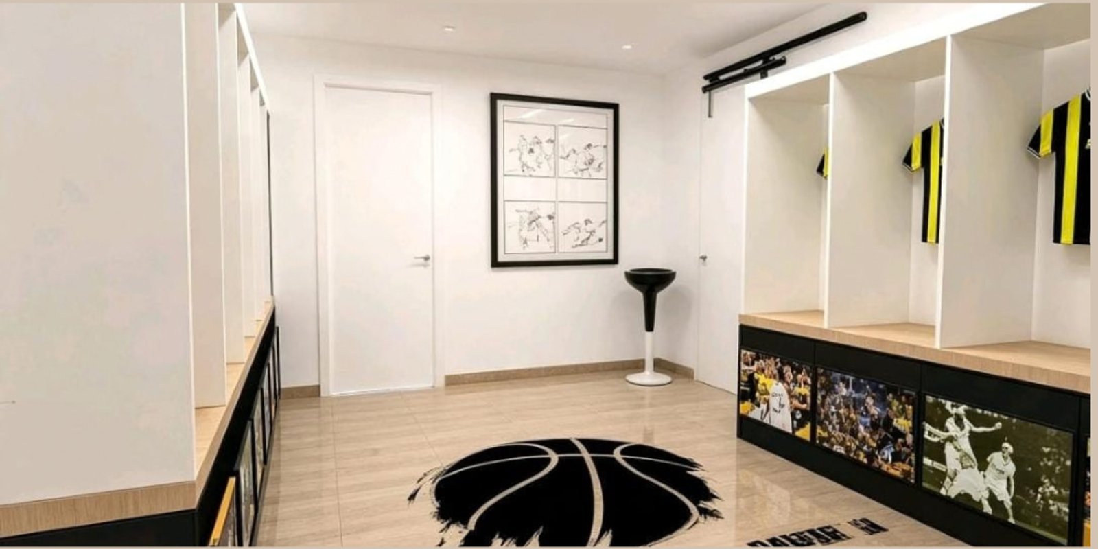Vestuario moderno con diseño de basquetbol y lockers blancos — proyecto Vestuario Olimpo de Bahía Blanca (Básquet), por FA DISEÑO Y AMBIENTACION, en Bahía Blanca