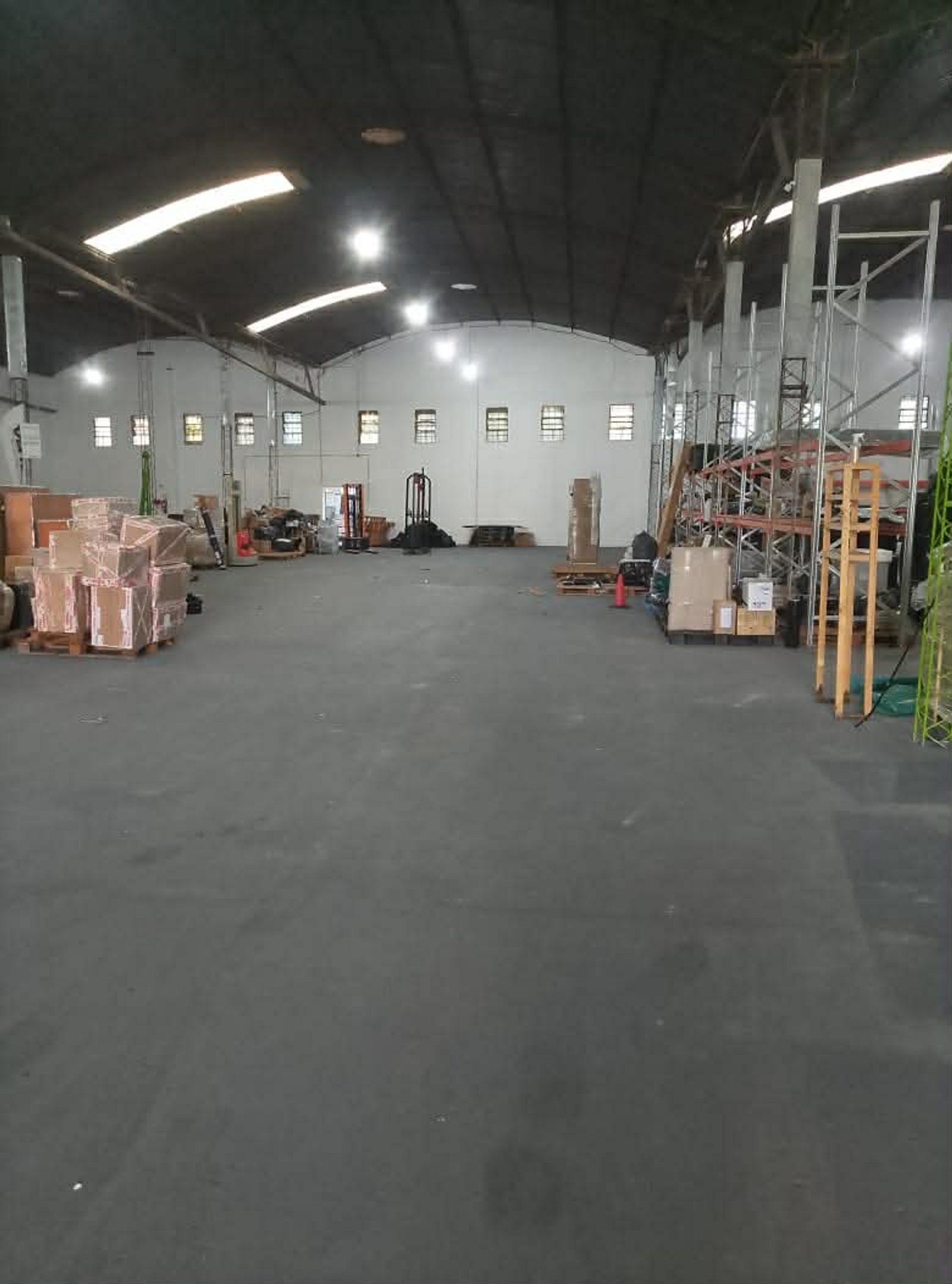 interior de armazém industrial vazio com prateleiras — projeto Sucursal Via Cargo, filial Corrientes, Empresa de distribución y logística., por Arquitecto Gustavo Maidana, em Corri