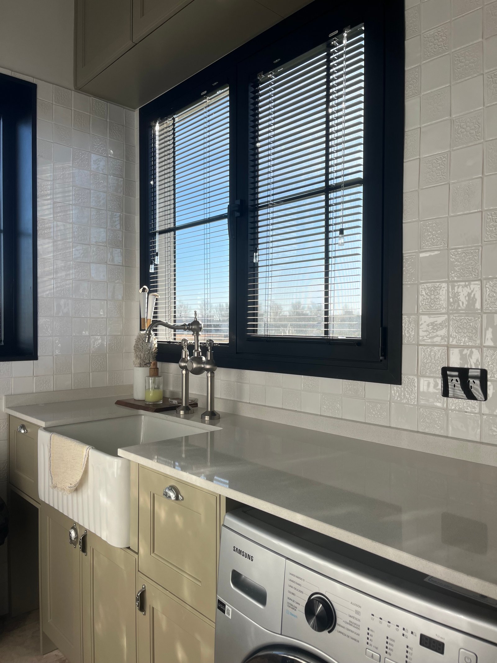 Lavadero moderno con bacha blanca, azulejos blancos y mesada gris — proyecto casa chacras , por Marianela Grosso, en Papa Francisco 724