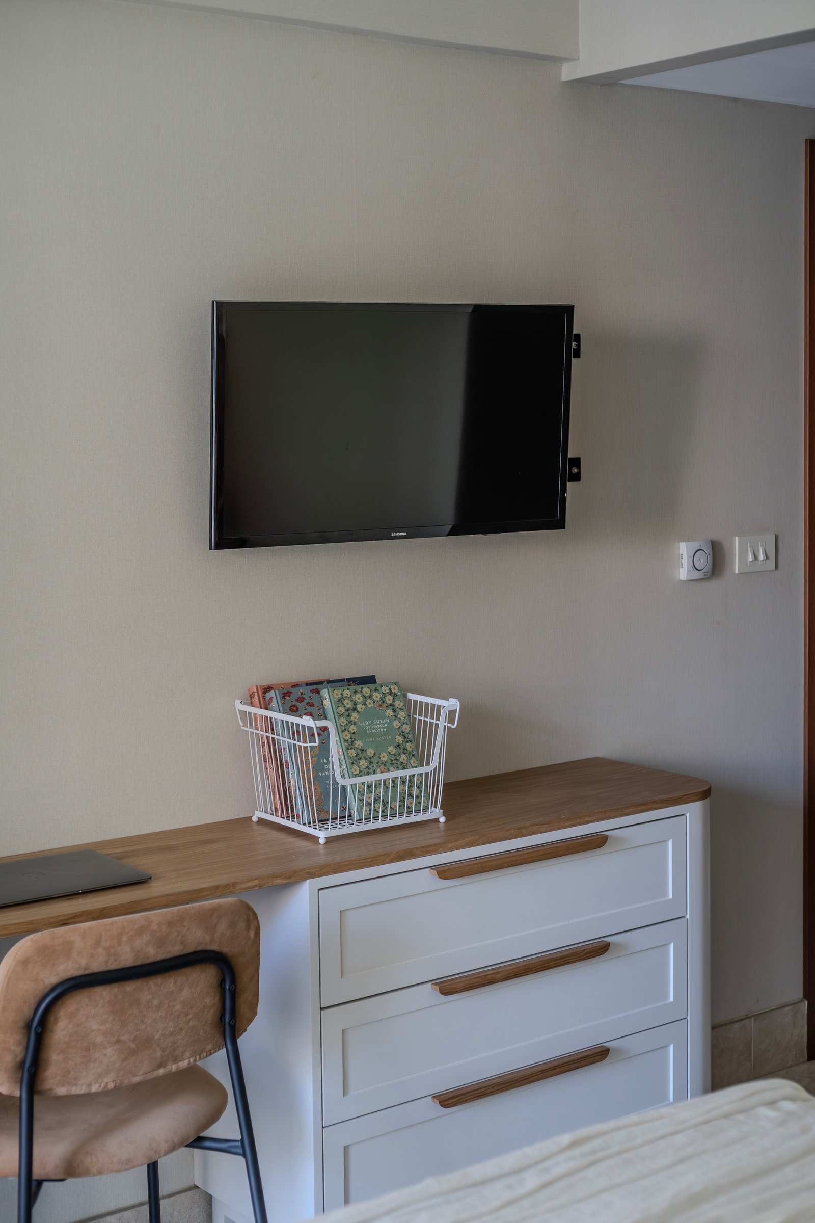 Dormitorio moderno con TV de pared y mueble de cajones blanco — proyecto Bustamante, por Blue Rabbit Design, en Palermo