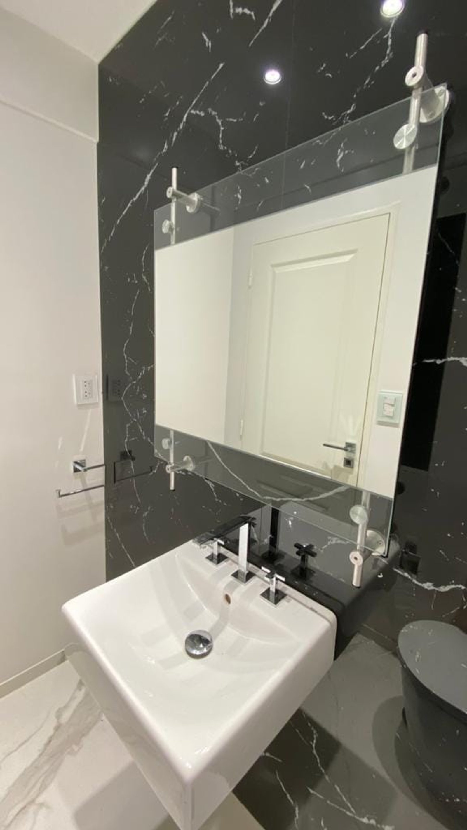 Baño moderno con mármol negro y bacha flotante — proyecto Espejo sin nitrato de plata con barrales pegados laser uv, por Cristalcenter, en Villa Devoto