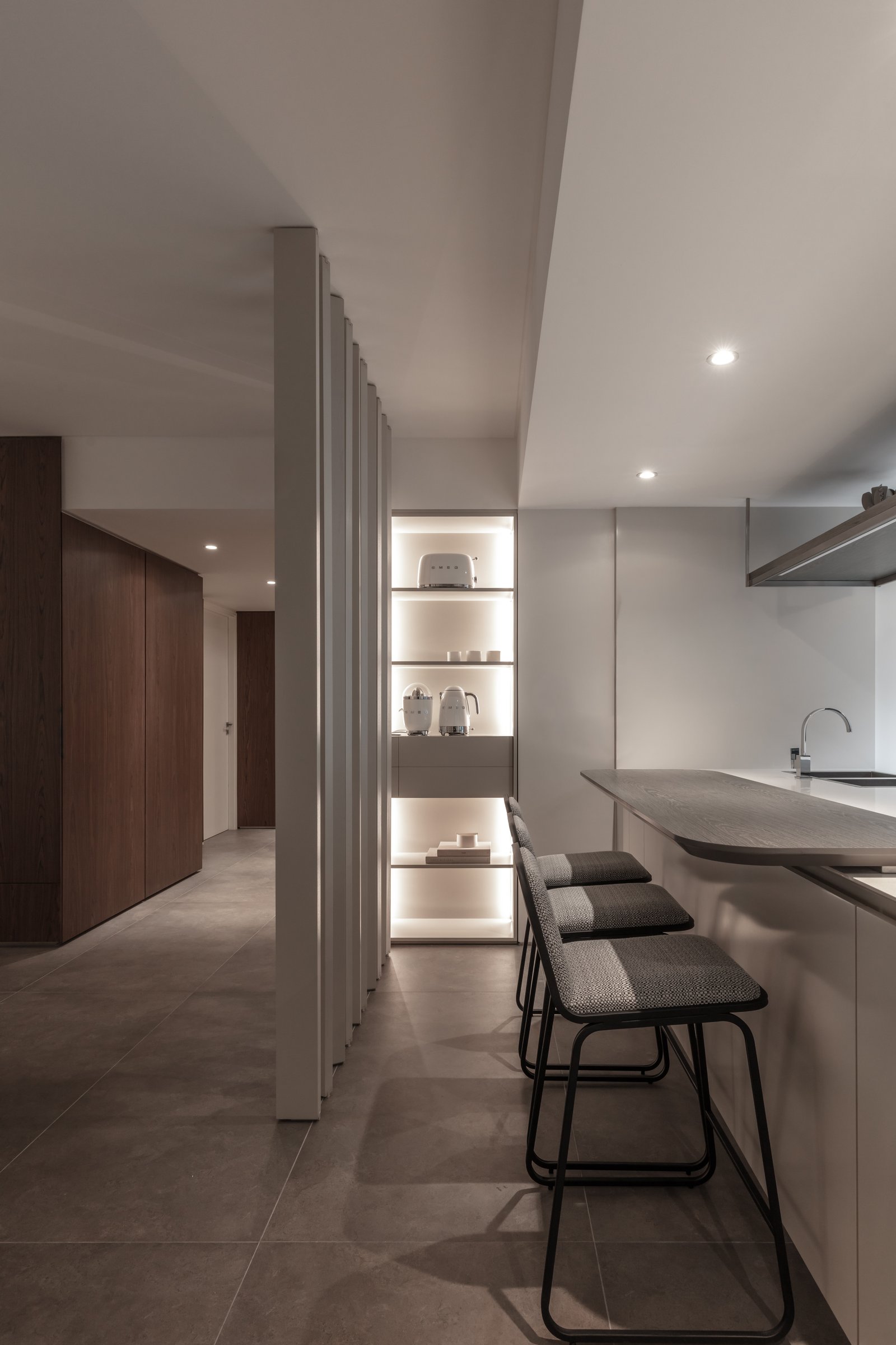 Cocina moderna con isla y estanterías iluminadas — proyecto Donna Fiore | Sobrio & sofisticado | Sober & Sophisticated | Lucia Quinteros, por Ren Studio, en Provincia de Buenos Air
