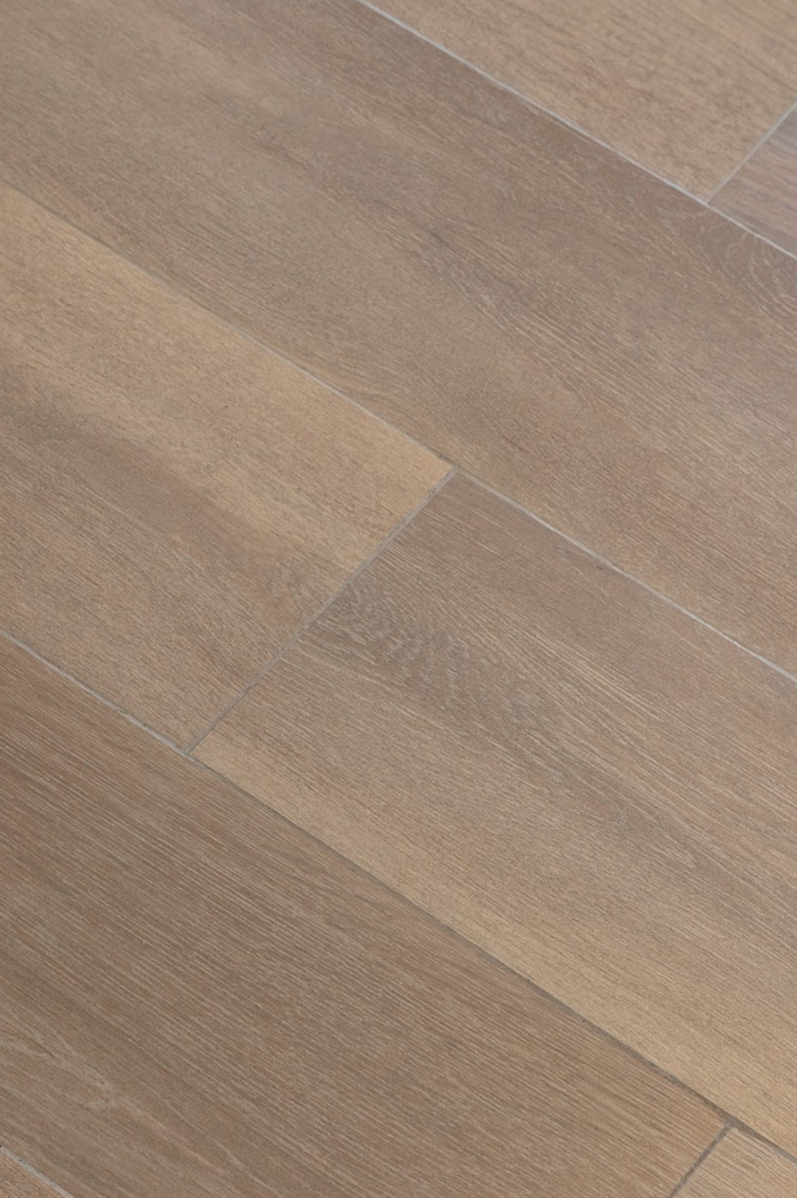 piso de madeira de carvalho claro com tábuas diagonais — projeto Grupo (A)2, por San Lorenzo Design, em Cam. de los Remeros 1585