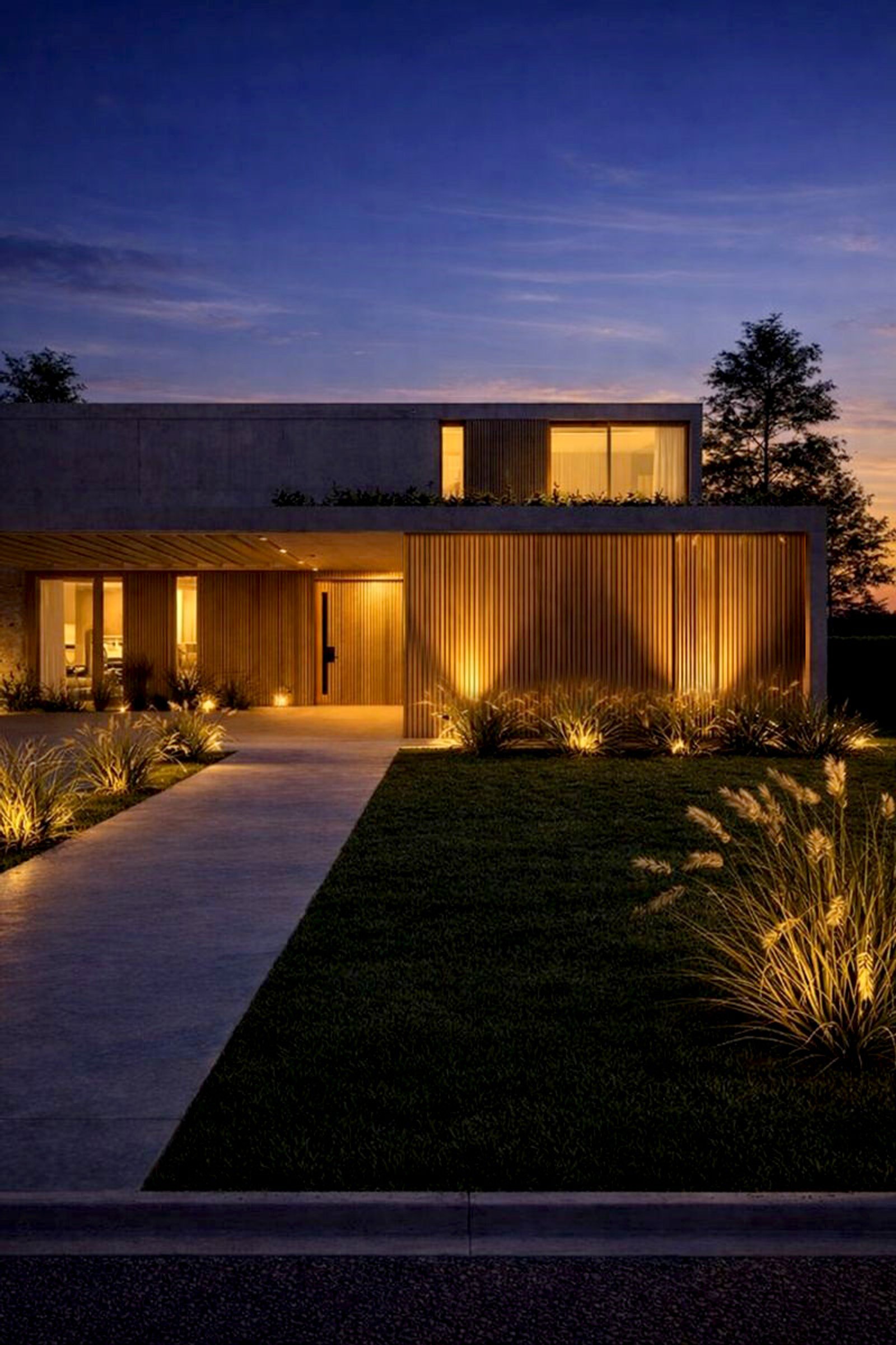 Moderna fachada de casa con revestimiento de madera y luces cálidas — proyecto Casa SC464, por EZ architects, en La Garza