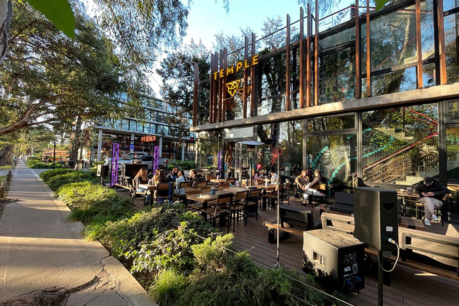 Fachada de bar/restaurante com mesas ao ar livre e pérgola — projeto Thays Parque Leloir, por MUCHTEK, em Parque Leloir
