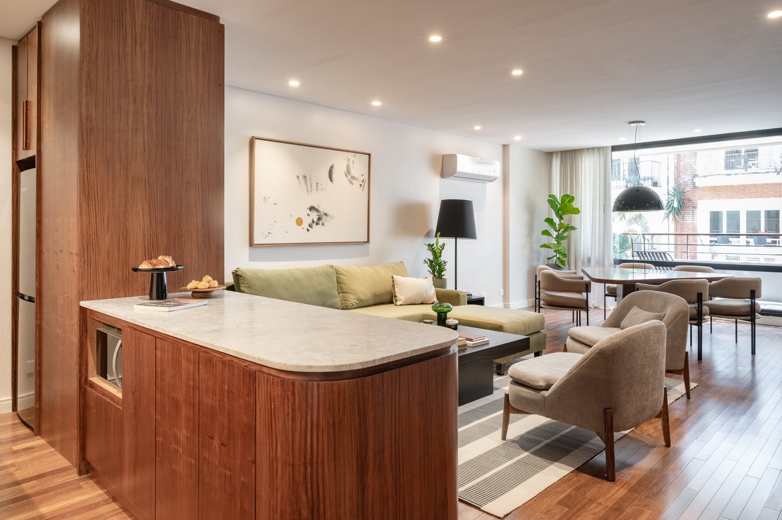 Living comedor moderno integrado con isla de cocina y sofá verde — proyecto MONTEVIDEO, por AB ARQUITECTURA, en Recoleta