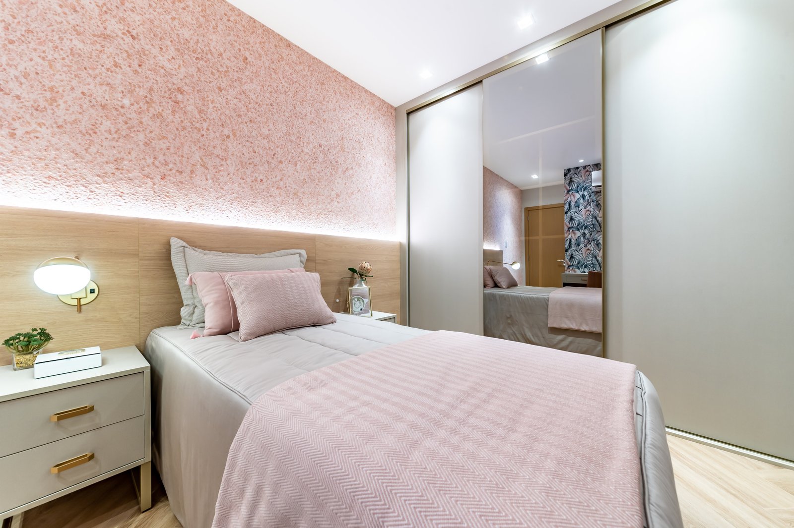 Quarto moderno com parede texturizada rosa e móveis minimalistas — projeto Dormitorio, por ecodecor argentina, em Buenos Aires