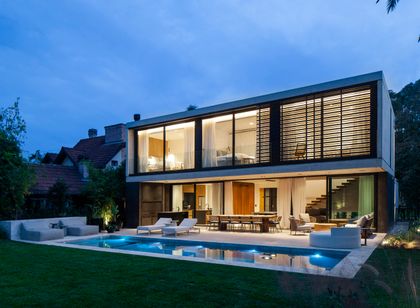 fachada moderna con piscina y deck, arquitectura minimalista — proyecto CASA AH, por GMARQ, en Garin