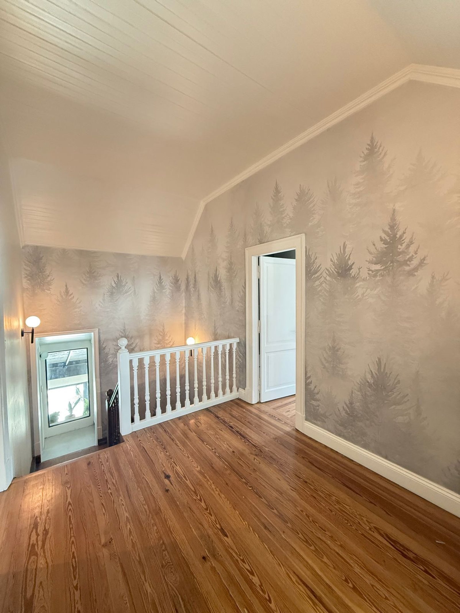 Corredor e escadas com papel de parede de floresta e corrimão de madeira — projeto vivienda unifamiliar, por Alchemyst artisan studio, em Lomas de Zamora